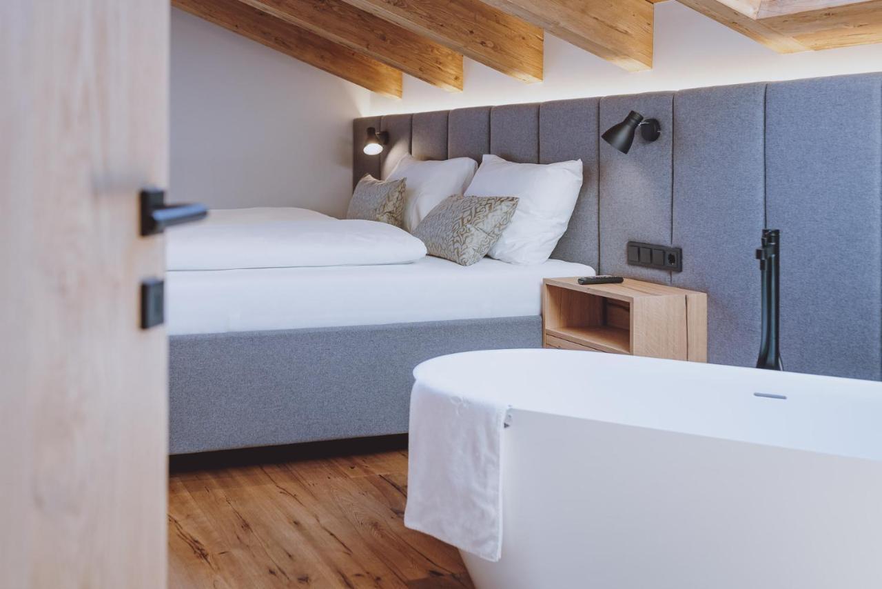 Superior Panorama Suite Sauna Bathtub
